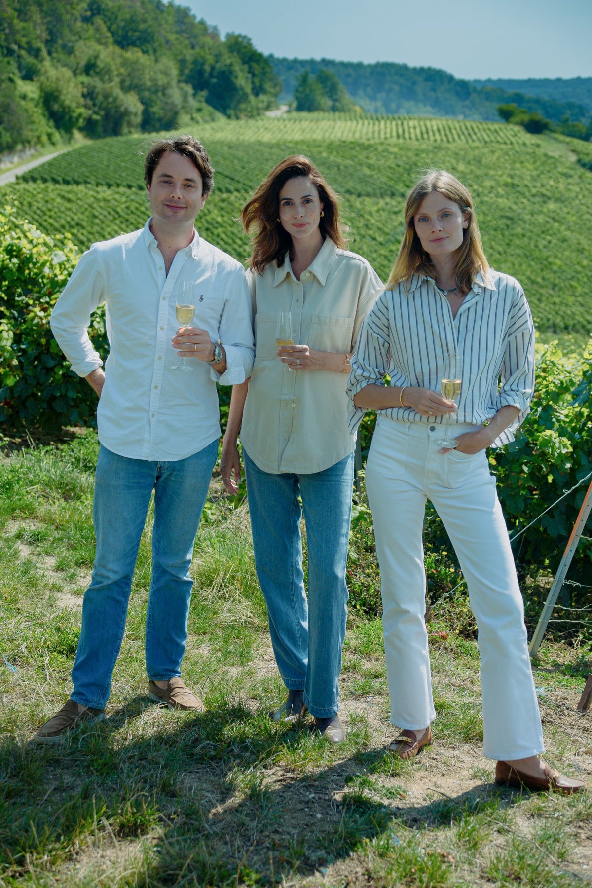 Die French-Bloom-Gründer mit Gläsern im Weinberg