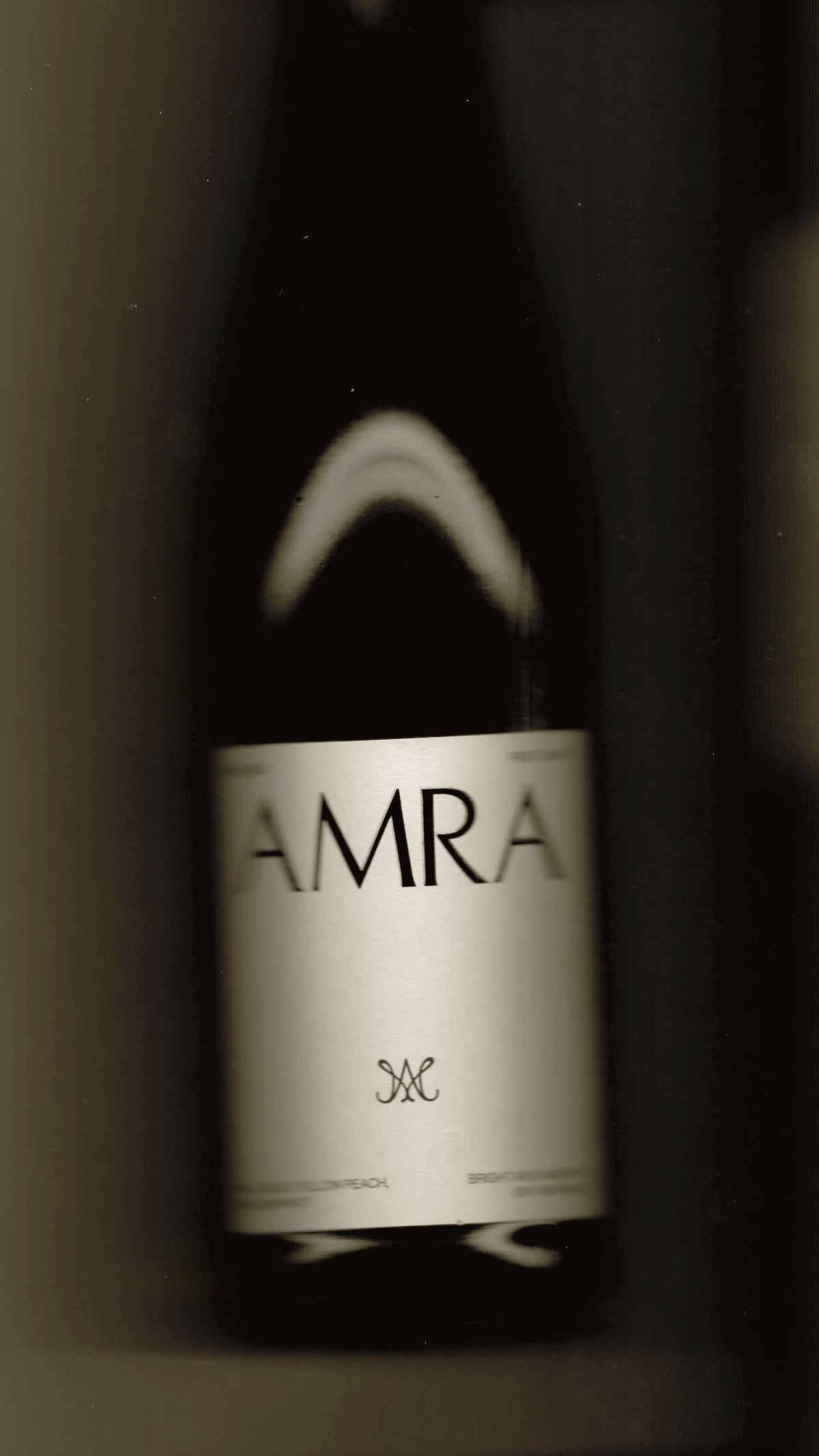 AMRA First Light als Flaschen-Scan auf warmem Gelb