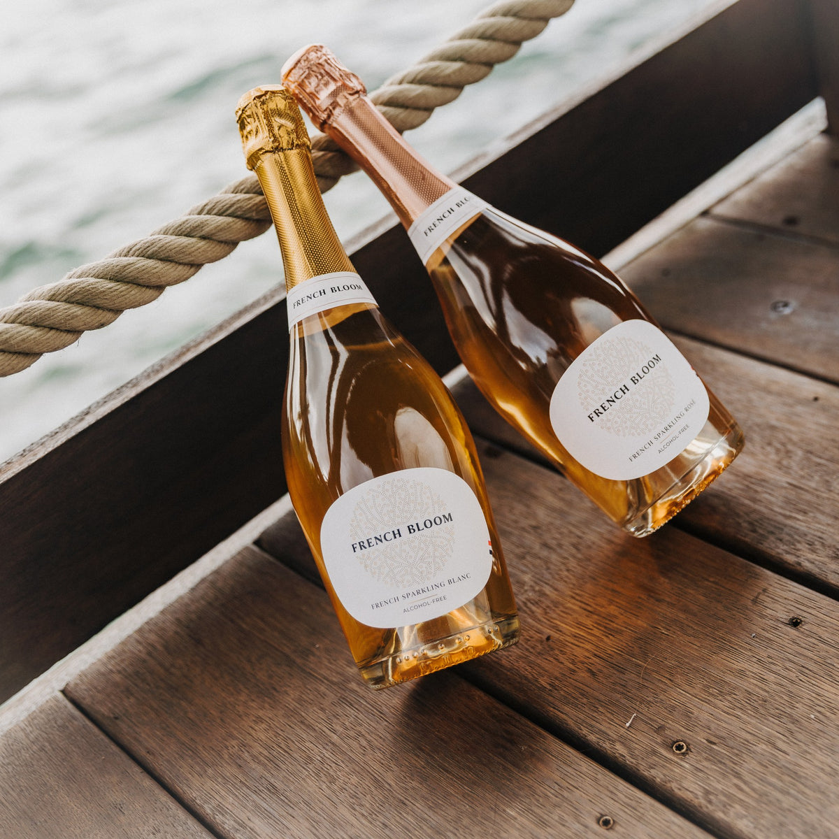 French Bloom Le Rosé und Le Blanc an einem Holzsteg am Wasser