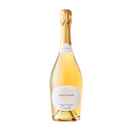 Eine Flasche mit goldfarbenem Inhalt, in der sich ein alkoholfreier Schaumwein von French Bloom befindet.