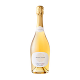 Eine Flasche mit goldfarbenem Inhalt, in der sich ein alkoholfreier Schaumwein von French Bloom befindet.