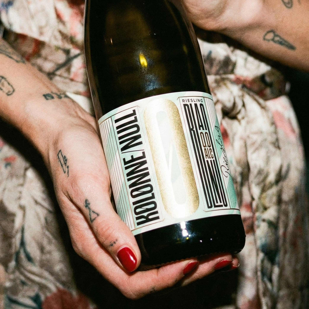 Kolonne Null Riesling alkoholfrei, Flasche in der Hand