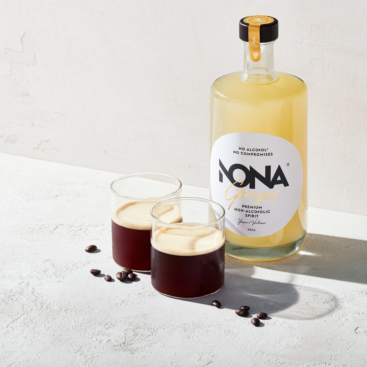 NONA Ginger mit zwei Gläsern Kaffee-Longdrink und Kaffeebohnen