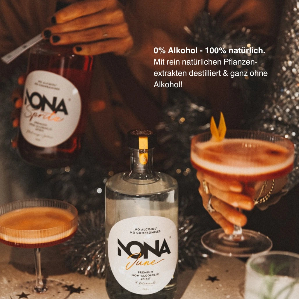 Eine festliche Szene mit einer Flasche NONA, begleitet von Cocktails in stilvollen Gläsern. Der Text hebt die natürlichen Inhaltsstoffe und den Verzicht auf Alkohol hervor.